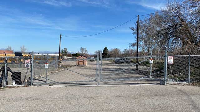 chain_link_vertical_pivot_gate